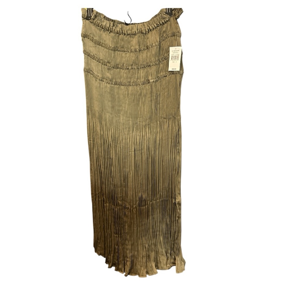 Maxi Skirt  size Small will fit up to a large beautiful Green Yakira Bella  NWT